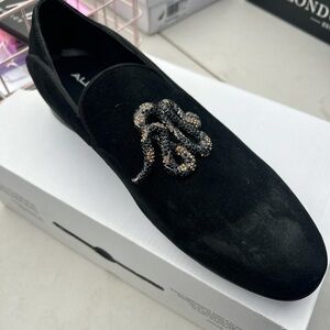 Stylish Black Men's Loafers with Embellishment